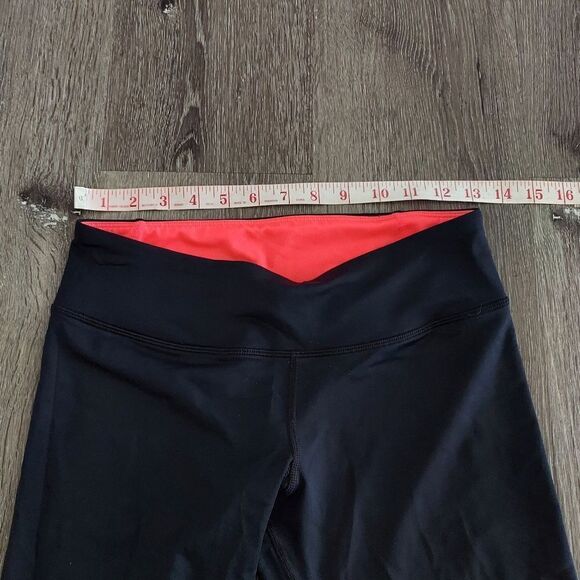 Under Armour Women's Black Compression HEATGEAR Cropped Leggings Size Medium - Picture 6 of 6